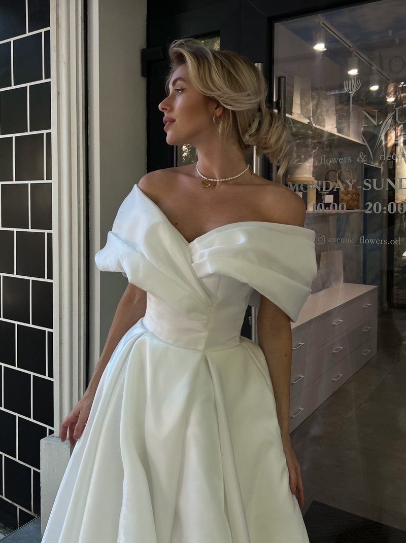 Bardot wedding dress in satin La Novale Atelier Bardot wedding dress in satin La Novale Atelier