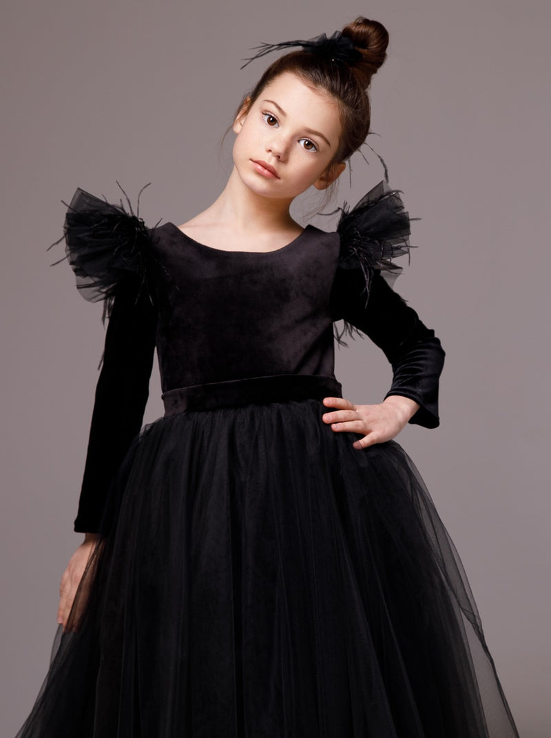 Full sleeve velvet flower girl dress for alternative wedding La Novale Atelier Full sleeve velvet flower girl dress for alternative wedding La Novale Atelier